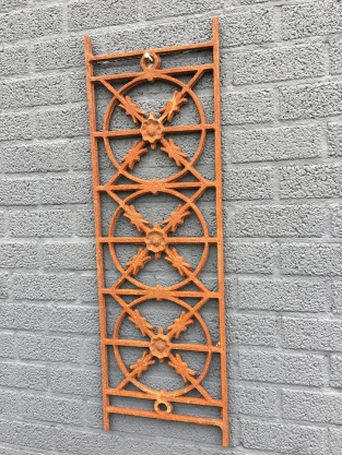 Cast iron window grill, raamrooster, massief smeedijzer, rust-bruin.